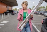 Подруга пообещала подбросить меня из магазина с карнизом для штор, а потом просто забыла про это