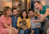 Муж заставляет гостей сниматься с нашей кошкой, и не важно, что никто этому не рад