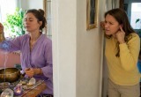 Соседка увлеклась какими-то обрядами, звон за стеной стоит с самого утра. Говорит, что чистит ауру