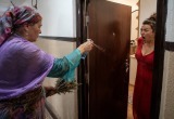 Соседка увлеклась магией и решила опрыскать мою дверь защитным магическим раствором якобы во благо