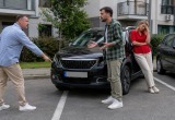 Сосед претендует на полтора парковочных места вместо одного. Просто его бестолковая жена не умеет парковаться