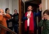 Наш сосед - местная оперная звезда, поэтому жильцы дома считают, что ему все позволено