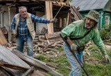 Начал сносить старый дом на участке, так замучался гонять оттуда соседа с металлоискателем