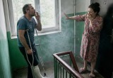 Сосед сломал ногу и выходит курить в подъезд. Всех остальных все устраивает, а я терпеть не могу табачный дым!