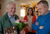 Тесть балует нашу дочку и каждый день заезжает проведать ее. Она меня уже не воспринимает как отца