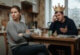 Приходится периодически устраивать мужу бойкот, а то ему корона на мозг давить начинает