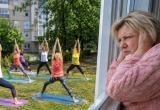 Соседка под окнами с раннего утра занимается йогой со своей группой. Совсем выспаться не дают
