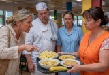 В школьном лагере картошка заменяет свежие овощи, а банан считается сезонным фруктом. Меня это просто взбесило