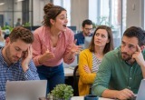 Коллега на работе вообще не может держать рот закрытым, чем очень сильно достаёт остальных