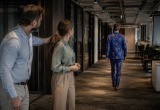 - Ты увидела молодого человека в ярком костюме? - удивился коллега. - Он уже много лет не работает в нашей компании