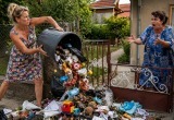 Проучила соседку и ее малолетнего сына с помощью их же мусора