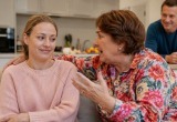 У мужа очень общительная мама, а я не готова с ней столько трепаться. Свекровь вечно дуется