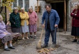 Устроился дворником, а бабки-соседки решили, что я алкаш, которого с работы поперли