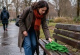Зелёный шарф, забытый на лавочке, и человек, который не смог пройти мимо