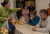 Сестра спасла нас от голода, а потом публично объявила нищими побирушками. Мерзко!