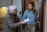 Помогла соседке после падения, и теперь она приходит каждый день с просьбами