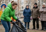 Взяла мешок и убрала детскую площадку, соседи смотрели с недоумением, но только поначалу
