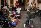 У соседей один ребёнок, но на площадке три коляски и куча игрушек. Некуда велосипед поставить