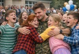 - Здравствуй, небо в облаках! Здравствуй, юность в сапогах! - спели шестиклассники на школьной линейке первого сентября