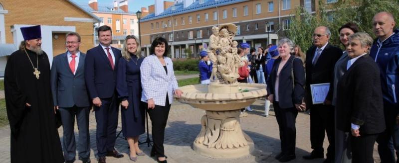 Памятник и фонтан открыли к годовщине инфекционного центра в Калуге
