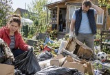 Приехали на дачу перед продажей, а пришлось разбирать мусорные завалы из-за соседских детей