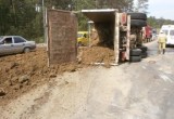 Самосвал с 20 тоннами глины опрокинулся в Анненках