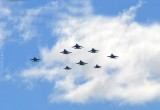 "Витязи" и "Стрижи" репетируют Парад Победы в небе над Калугой. Фотографии.