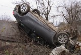 &laquo;Toyota Corolla&raquo; вылетела с дороги и &laquo;приземлилась&raquo; на забор
