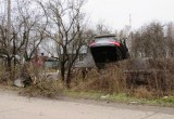 &laquo;Toyota Corolla&raquo; вылетела с дороги и &laquo;приземлилась&raquo; на забор