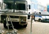 На ул. Кирова "ПАЗ" сбил пешехода и врезался в торговый комплекс