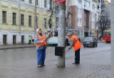 В Калуге начали приводить в порядок автобусные остановки и столбы