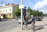 В Калуге начали монтировать новые таблички с графиком движения общественного транспорта