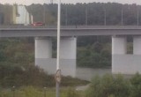 В Калуге на мосту спасали парня от отчаянного прыжка. Видео
