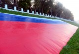 Ночью склон калужского парка закрыли огромным флагом РФ