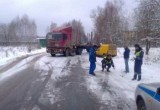 Фура врезалась в легковушку. Есть пострадавший