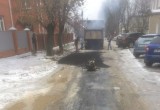 Калужские дорожники укладывают асфальт в лужи. Фото