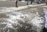 В центре Калуги глыба льда упала на голову прохожего 