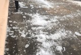 В центре Калуги глыба льда упала на голову прохожего