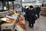 Калужским ветеранам устроили экскурсию по новому рынку. Фото