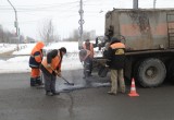 Ямы на калужских дорогах заливают "горячим асфальтом"