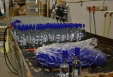 Полиция и ФСБ прикрыли огромный цех по производству поддельного алкоголя. Фото и видео!
