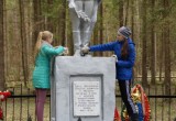 Калужские школьники приводят в порядок захоронения советских воинов