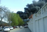В Калуге на улице Складская горит здание магазина. Фото