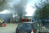 В Калуге на улице Складская горит здание магазина. Фото
