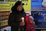 Накануне Дня Победы сотни калужан зажгли свечи памяти. Фото