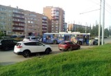 Легковые автомобили мешают работе троллейбусов на Правом берегу