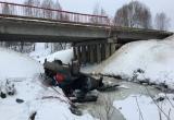 Два человека пострадали в иномарке, вылетевшей с моста