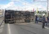 На Гагаринском мосту перевернулся автобус (видео)