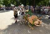 Калужские родители прокатили малышей на необычных колясках (фото)