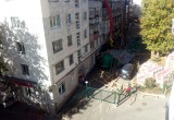 При ремонте навес крыши рухнул на припаркованные внизу машины (фото)